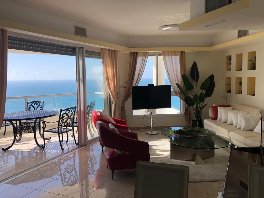 Sky Home Luxury Apartment With Sea View Бат Ям Екстериор снимка