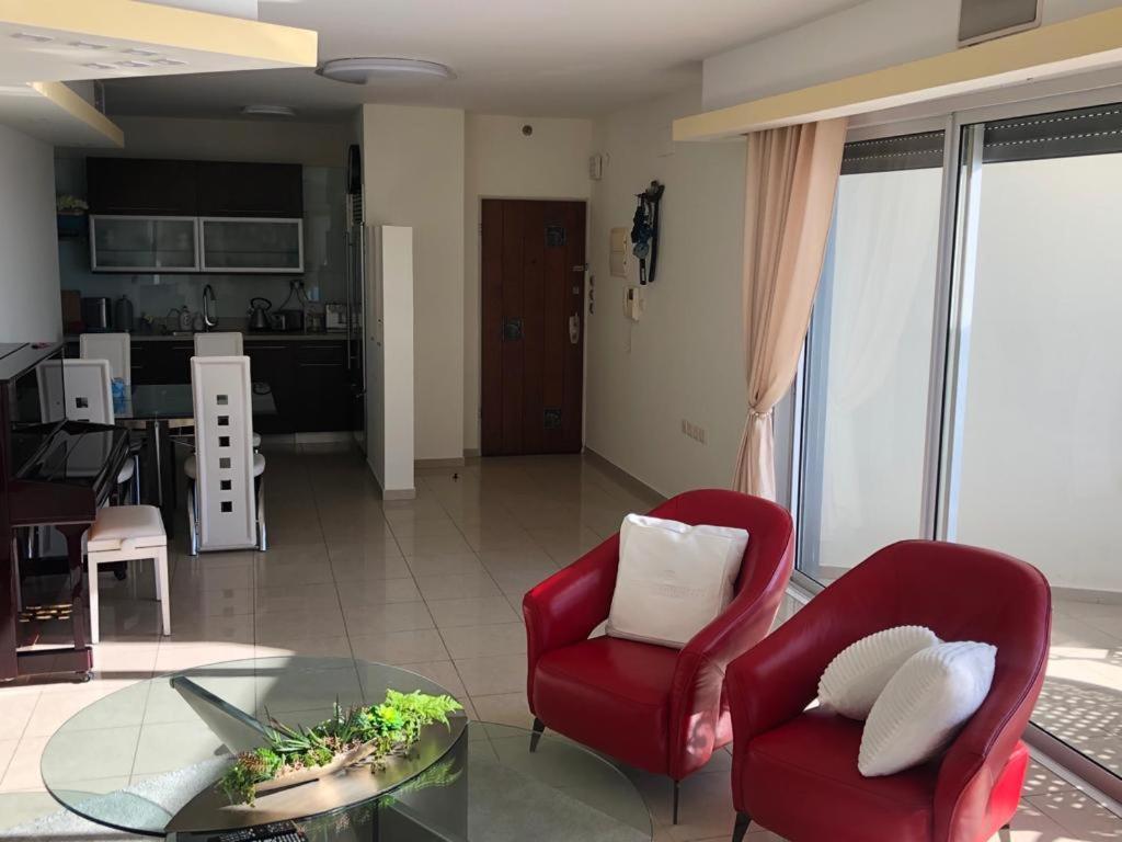 Sky Home Luxury Apartment With Sea View Бат Ям Екстериор снимка