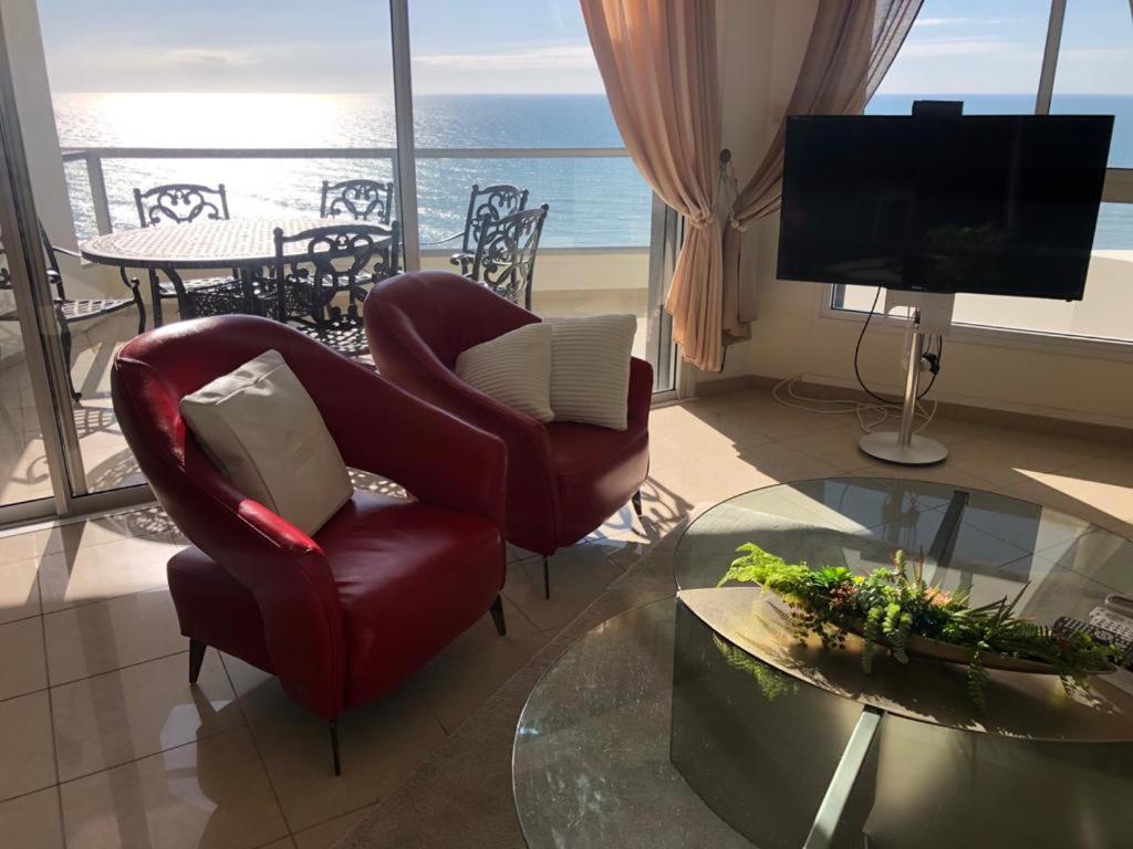 Sky Home Luxury Apartment With Sea View Бат Ям Екстериор снимка