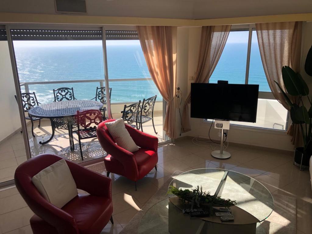 Sky Home Luxury Apartment With Sea View Бат Ям Екстериор снимка