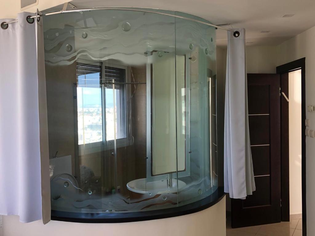 Sky Home Luxury Apartment With Sea View Бат Ям Екстериор снимка