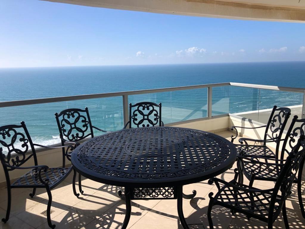 Sky Home Luxury Apartment With Sea View Бат Ям Екстериор снимка